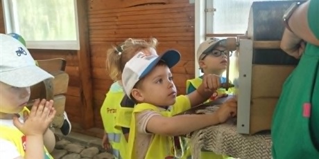 Powiększ grafikę: Wycieczka do gospodarstwa "Alpaka-Team" - na zdjęciu przedszkolaki na zajęciach przędzalniczych