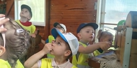 Powiększ grafikę: Wycieczka do gospodarstwa "Alpaka-Team" - na zdjęciu przedszkolaki na zajęciach przędzalniczych