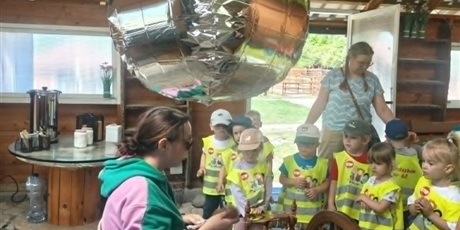 Powiększ grafikę: Wycieczka do gospodarstwa "Alpaka-Team" - na zdjęciu przedszkolaki na zajęciach przędzalniczych