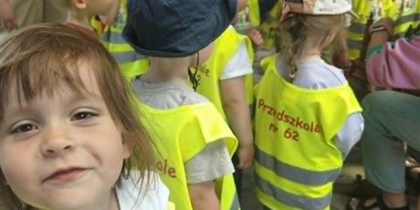 Powiększ grafikę: Wycieczka do gospodarstwa "Alpaka-Team" - na zdjęciu przedszkolaki na zajęciach przędzalniczych