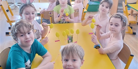 Powiększ grafikę: Ekoludki ozdabiają jajka wielkanocne