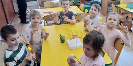 Powiększ grafikę: Ekoludki ozdabiają jajka wielkanocne