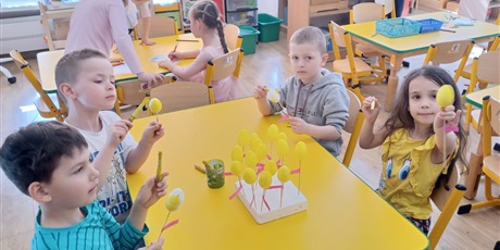 Powiększ grafikę: Ekoludki ozdabiają jajka wielkanocne