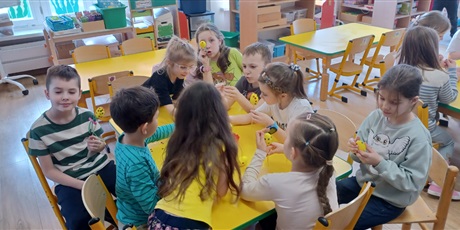 Powiększ grafikę: Ekoludki ozdabiają jajka wielkanocne