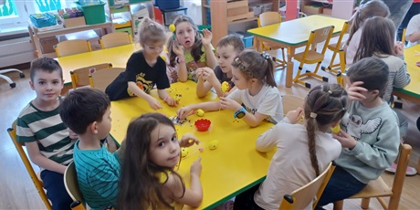 Powiększ grafikę: Ekoludki ozdabiają jajka wielkanocne