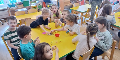 Powiększ grafikę: Ekoludki ozdabiają jajka wielkanocne