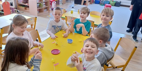 Powiększ grafikę: Ekoludki ozdabiają jajka wielkanocne