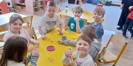 Powiększ grafikę: Ekoludki ozdabiają jajka wielkanocne