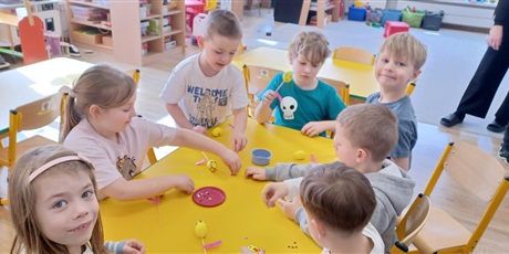 Powiększ grafikę: Ekoludki ozdabiają jajka wielkanocne