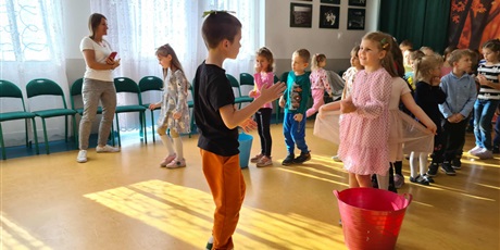 Powiększ grafikę: Ekoludki w Klubie Osiedlowym Maciuś - zabawy na dywanie
