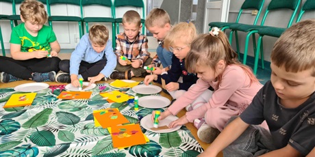 Powiększ grafikę: Ekoludki w Klubie Osiedlowym Maciuś - dzieci wykonują prace plastyczne