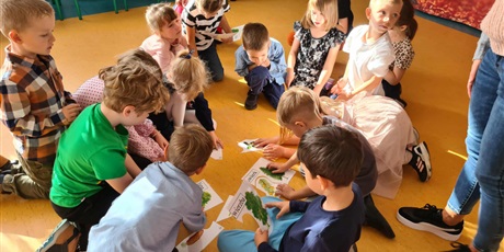 Powiększ grafikę: Ekoludki w Klubie Osiedlowym Maciuś - dzieci wykonują prace plastyczne