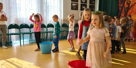 Powiększ grafikę: Ekoludki w Klubie Osiedlowym Maciuś - zabawy na dywanie