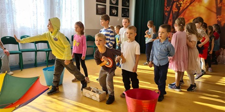 Powiększ grafikę: Ekoludki w Klubie Osiedlowym Maciuś - zabawy sportowe na dywanie