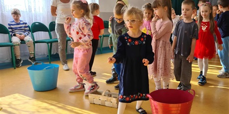 Powiększ grafikę: Ekoludki w Klubie Osiedlowym Maciuś - zabawy na dywanie