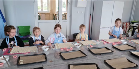 Powiększ grafikę: Ekoludki w Kuchcikowie - dzieci piekły ciasteczka
