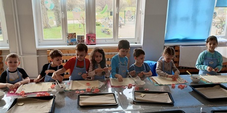 Powiększ grafikę: Ekoludki w Kuchcikowie - dzieci piekły ciasteczka