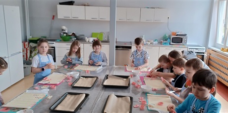 Powiększ grafikę: Ekoludki w Kuchcikowie - dzieci piekły ciasteczka
