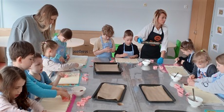 Powiększ grafikę: Ekoludki w Kuchcikowie - dzieci piekły ciasteczka