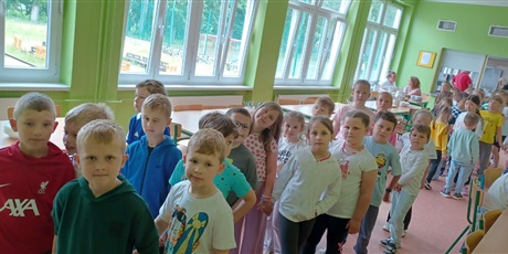 Powiększ grafikę: Ekoludki na szkolnym korytarzu