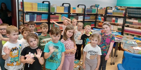 Powiększ grafikę: Ekoludki w bibliotece szkolnej