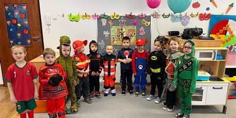 Powiększ grafikę: Dzieci z grupy III w strojach karnawałowych