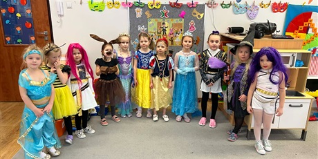 Powiększ grafikę: Dzieci z grupy III w strojach karnawałowych