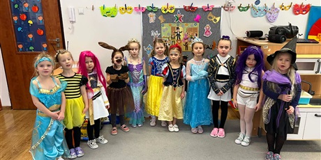 Powiększ grafikę: Dzieci z grupy III w strojach karnawałowych