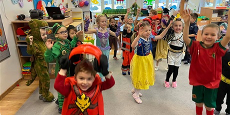 Powiększ grafikę: Dzieci z grupy III w strojach karnawałowych podczas tańca