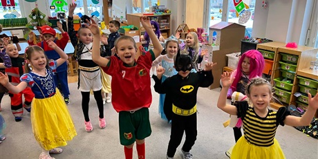 Powiększ grafikę: Dzieci z grupy III w strojach karnawałowych podczas tańca