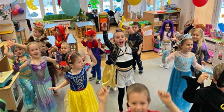 Powiększ grafikę: Dzieci z grupy III w strojach karnawałowych podczas tańca