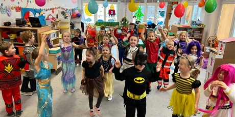 Powiększ grafikę: Dzieci z grupy III w strojach karnawałowych