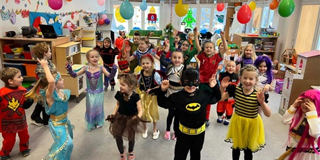 Powiększ grafikę: Dzieci z grupy III w strojach karnawałowych podczas tańca