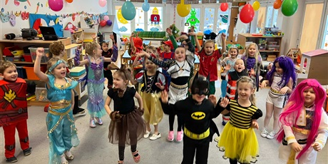 Powiększ grafikę: Dzieci z grupy III w strojach karnawałowych podczas tańca