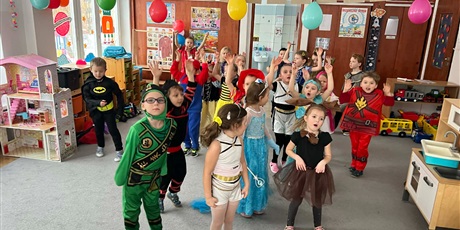 Powiększ grafikę: Dzieci z grupy III w strojach karnawałowych podczas tańca