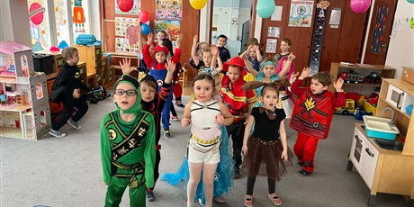 Powiększ grafikę: Dzieci z grupy III w strojach karnawałowych