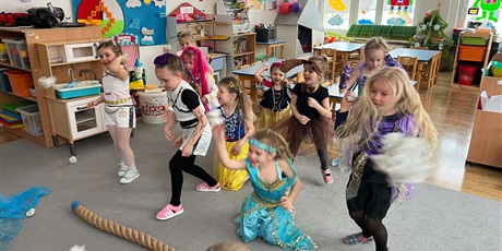 Powiększ grafikę: Dzieci z grupy III w strojach karnawałowych - zabawa taneczna