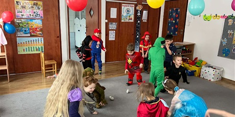 Powiększ grafikę: Dzieci z grupy III w strojach karnawałowych - zabawa z kulkami