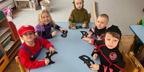 Powiększ grafikę: Dzieci z grupy III w strojach karnawałowych - dzieci wykonują przy stolikach maski karnawałowe 