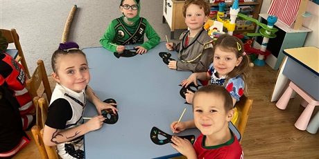 Powiększ grafikę: Dzieci z grupy III w strojach karnawałowych - dzieci wykonują przy stolikach maski karnawałowe