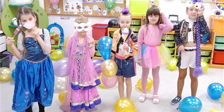 Powiększ grafikę: Ekoludki w strojach karnawałowych - zabawy i tańce