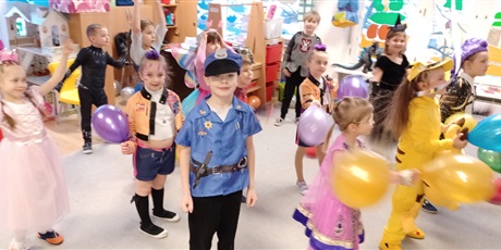 Powiększ grafikę: Ekoludki w strojach karnawałowych - zabawy i tańce