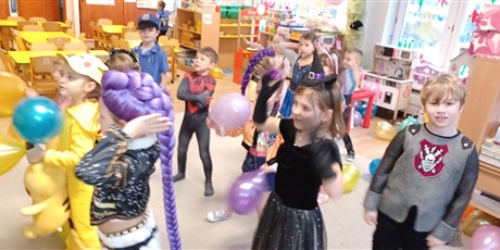 Powiększ grafikę: Ekoludki w strojach karnawałowych - zabawy i tańce