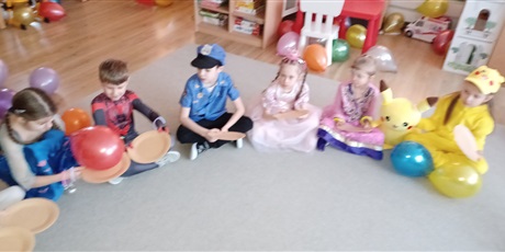 Powiększ grafikę: Ekoludki w strojach karnawałowych - zabawy i tańce