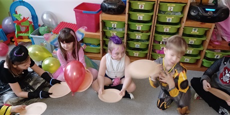 Powiększ grafikę: Ekoludki w strojach karnawałowych - zabawy i tańce