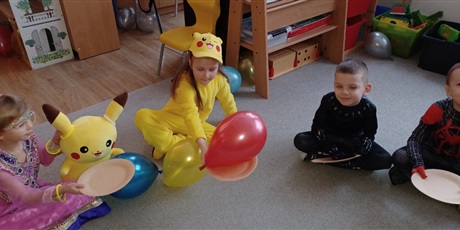 Powiększ grafikę: Ekoludki w strojach karnawałowych - zabawy i tańce