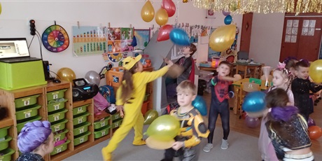 Powiększ grafikę: Ekoludki w strojach karnawałowych - zabawy i tańce