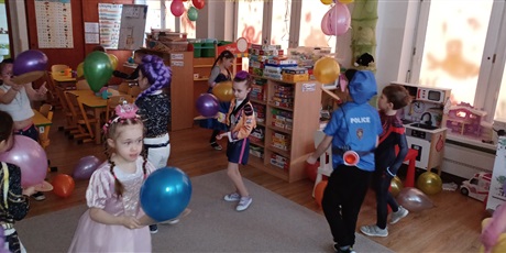 Powiększ grafikę: Ekoludki w strojach karnawałowych - zabawy i tańce 