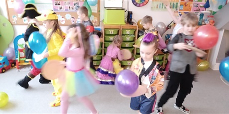 Powiększ grafikę: Ekoludki w strojach karnawałowych - zabawy i tańce