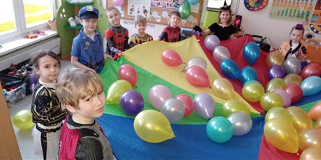 Powiększ grafikę: Ekoludki w strojach karnawałowych - zabawy z chustą